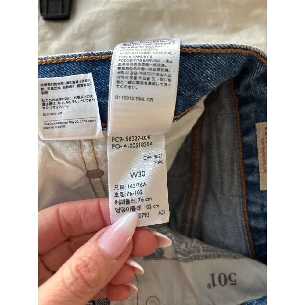 Levi's Premium 501 Women's Denim Shorts Button Fly Raw Hem Size 30‎ - Picture 7 of 7